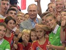 Ruský prezident Vladimir Putin na návštěvě dětského tábora Artěk na Krymu (24....