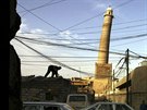 Meita al-Núrí v Mosulu a její naklonný minaret na archivním snímku
