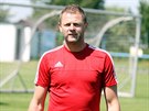 Trenér Radim Kuera vede trénink ostravských fotbalist.