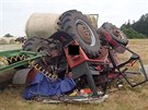 Na louce se pevrtil traktor, jeho idi nehodu nepeil. (27. ervna 2017)
