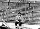 Fanouek sedí ve zdevastovaném sektoru na stadionu Hillsborough, kde bylo v...