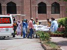 Zdravotníci peváí zranné do nemocnice (25. ervna 2017)