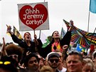 Corbyn promluvil před jedním z koncertů na festivalu Glastonbury (24. června...
