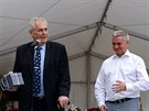 Prezident Milo Zeman gratuluje kancléi Vratislavu Mynáovi k 50. narozeninám.