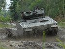 Obrnnec CV90 z bezosdkovou v bhem armdnch test na Libav