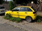 Automobil parkující v branické ulici Ve Studeném. Snímek byl pořízen 30. května...