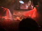 Foo Fighters v O2 aren zvedli publikum z tribun