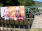 Billboard s fotografi Vclava Havla a jeho Svtosti dalajlamou v Hornm...