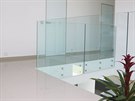 Bezpenostní transparentní sklo pouité na zábradlí ponechává prostoru...