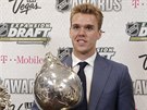 Connor McDavid z Edmontonu se vemi cenami, které bhem veera získal. Zleva...