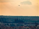 Pra�sk� hrad a letadlo, kter� pod�l severn� hranice Prahy m��� na p�ist�n� na...