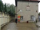 V obci Jílovit na Praze-západ voda obklopila obecní úad (29.6.2017)