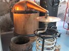 Jeden z prvních destilaních pístroj na levandulovou esenci. Do kotle se dalo...