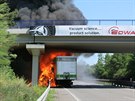 Na dálnici D46 zaal u Prostjova kvli závad za jízdy hoet návs kamionu....
