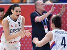 Srbské basketbalistky Sonja Petroviová (vlevo) a Tamara Radoajová se radují z...