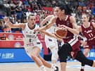 Lotyská basketbalistka Gunta Baková-Melnbardeová útoí na srbský ko.
