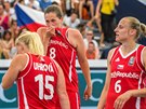 eské basketbalistky Michaela Uhrová, Tereza Vorlová a Kristýna Minaroviová...