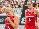 eské basketbalistky Michaela Uhrová a Tereza Vorlová (zleva) smutní po...