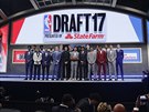 Nejvtí talenti z draftu NBA 2017 na spoleném fotu.
