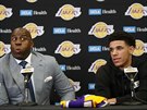 Magic Johnson, prezident LA Lakers, lakuje na tiskové konferenci. Po jeho boku...