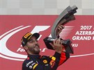 Daniel Ricciardo z Red Bullu se v Baku raduje z triumfu v závod formule 1.