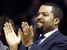 Ice Cube, zakladatel Big3, sleduje premiéru soute.