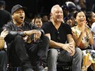 Rapper a herec LL Cool J (druhý zleva) si uívá turnaj Big 3 v Brooklynu.