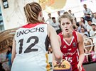 eská juniorská basketbalistka Anna Rosecká (v erveném) brání Emily Enochsovou...