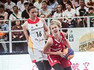 eská juniorská basketbalistka Anna Rosecká (v erveném) uniká Helen...