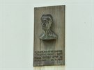 Pam�tn� deska s bustou Franti�ka Kupky, kter� je od roku 1971 na jeho rodn�m...