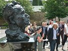 V�tvarn�k a socha� Mari�n Karel (uprost�ed) p�i odhalen� pomn�ku s bustou...