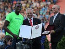 Usain Bolt (vlevo) pi slavnostním zahájení Zlaté tretry pebírá estné...