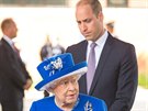 Britská královna Albta II. a princ William navtívili lidi po poáru v...