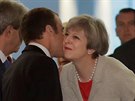 Francouzský prezident Emmanuel Macron a britská premiérka Theresa Mayová...