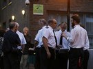Londýané bhem evakuace z dom s nebezpen holavým obloením (23. 6. 2017)