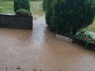 Dé zaplavil i zahradu rodinného domu v Dobíi.