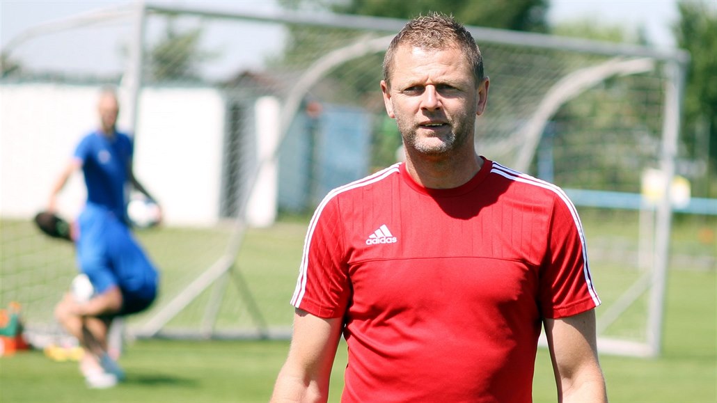 Trenér Radim Kučera vede trénink ostravských fotbalistů.