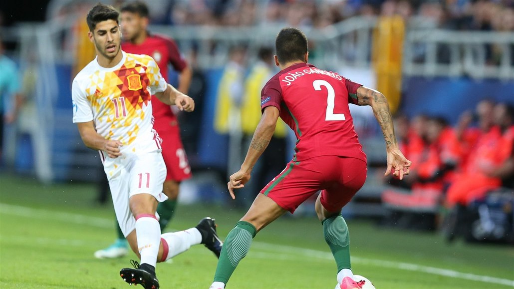 �pan�lská hv�zda Marco Asensio (vlevo) v souboji s portugalským bekem Joaoem...