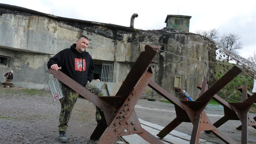 Martin Rábo� ze Spole�nosti p�átel �s. opevn�ní p�i jedné z pravidelných brigád...
