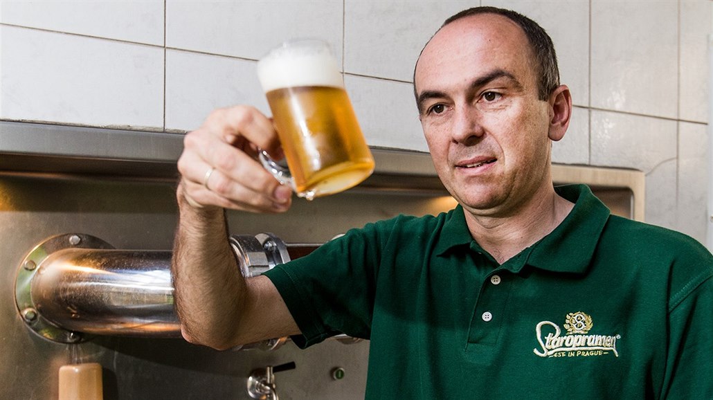 V prostorách pivovaru Staropramen na Smíchov� se ro�n� uva�í t�i miliony...