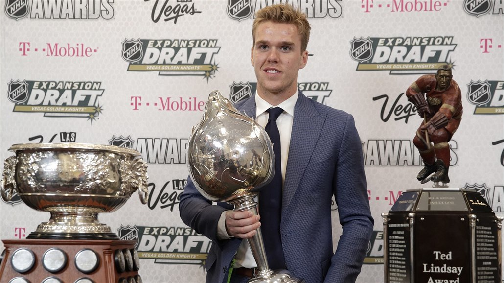 Connor McDavid z Edmontonu se v�emi cenami, které b�hem ve�era získal. Zleva...