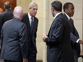 Bývalý šéf FBI Robert Mueller, který vede vyšetřování ruského vlivu na volby, před zahájením slyšení. (21.6. 2017)