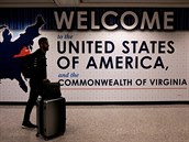 Mezinárodní cestující na letiti v Dulles ve Virginii. (26.6 2017)