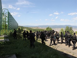 Zasahující policisté při vniku aktivistů do dolu Bílina na Mostecku (24.6.2017)