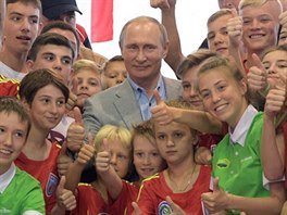 Ruský prezident Vladimir Putin na náv�t�v� d�tského tábora Art�k na Krymu (24....