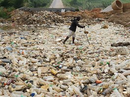Znečištěná řeka ve městě Abidžan v Pobřeží slonoviny.