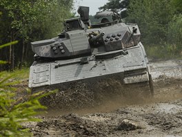 Obrnnec CV90 s osdkovou v bhem armdnch test na Libav