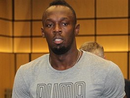 Usain Bolt pichz na tiskovou konferenci ped Zlatou tretrou.