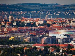 Dlouhé ohnisko piblíilo Vrovice, ze zástavby Vinohrad vynívá lutá v...