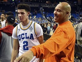 LaVar Ball (vpravo) ukazuje svmu synovi Lonzovi (zatm v dresu UCLA), kde je...